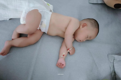 诸暨宝宝拍嗝的正确方法
